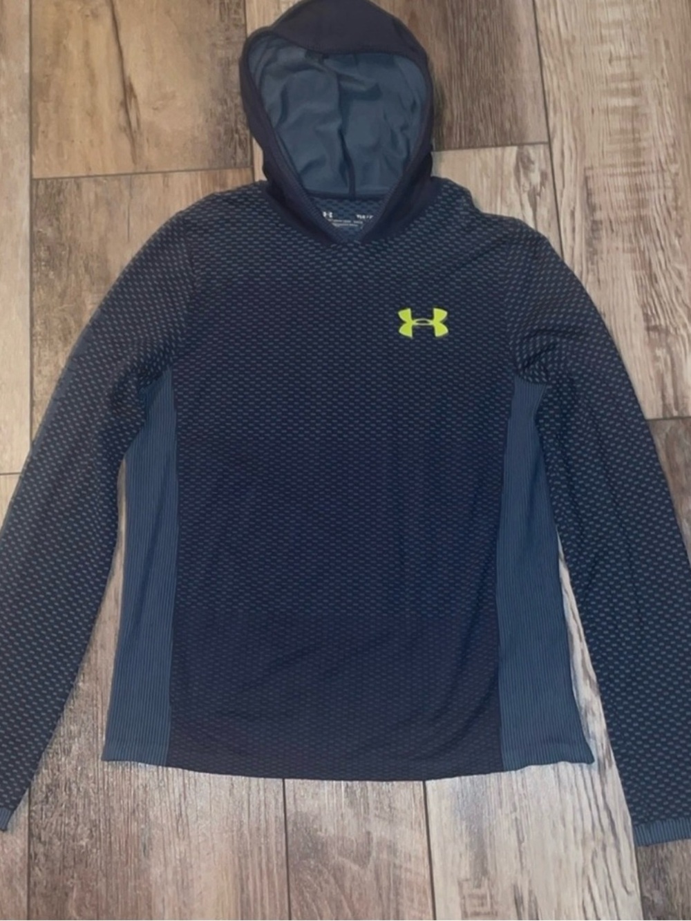 Under Armour Blue HeatGear Performance Top (thin material)
🚭